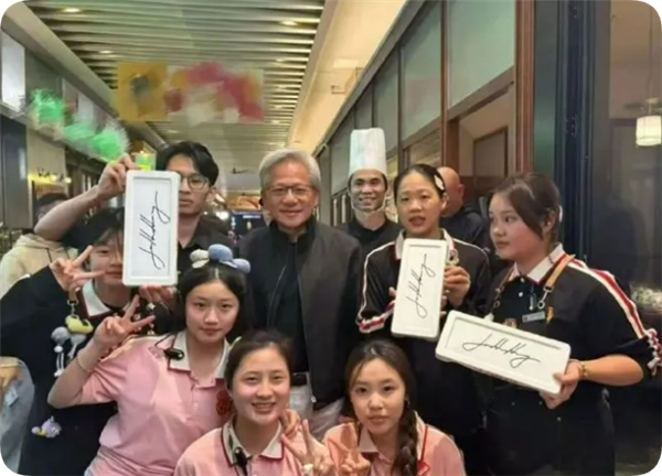 英伟达员工晒年会最牛年终奖：黄仁勋亲笔签名的皮衣(图4)