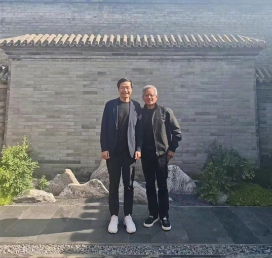 英伟达员工晒年会最牛年终奖：黄仁勋亲笔签名的皮衣(图3)