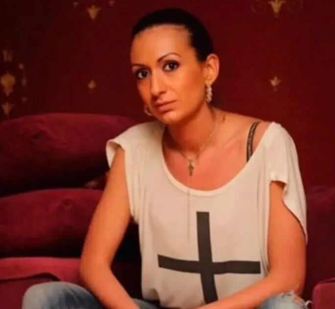 女网红为流量走极端路线，把自己整容成怪物，整容前照片被曝光(图4)