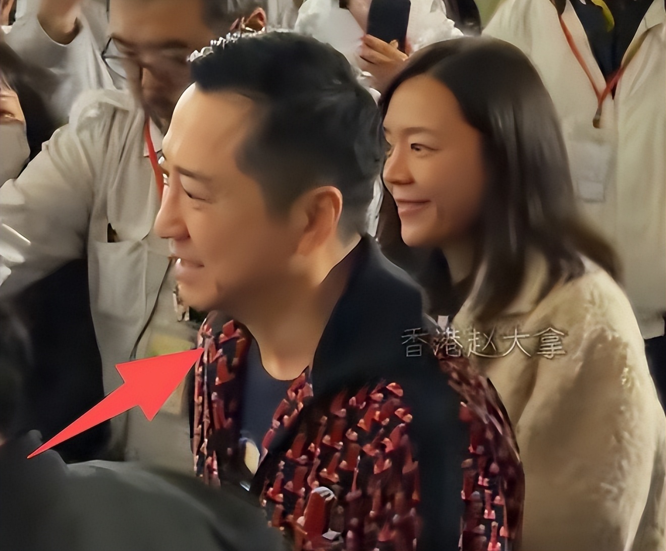 庾澄庆牵老婆看演唱会！张嘉欣脸黄皱纹多，却被夸比伊能静有气质(图4)