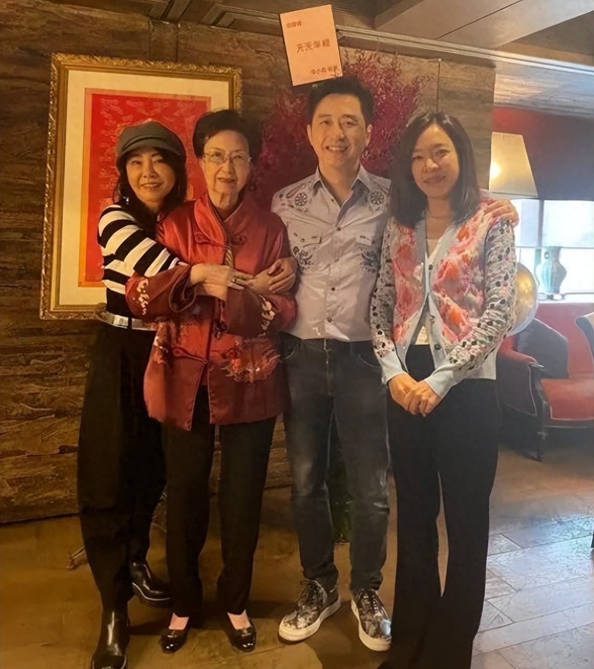 庾澄庆牵老婆看演唱会！张嘉欣脸黄皱纹多，