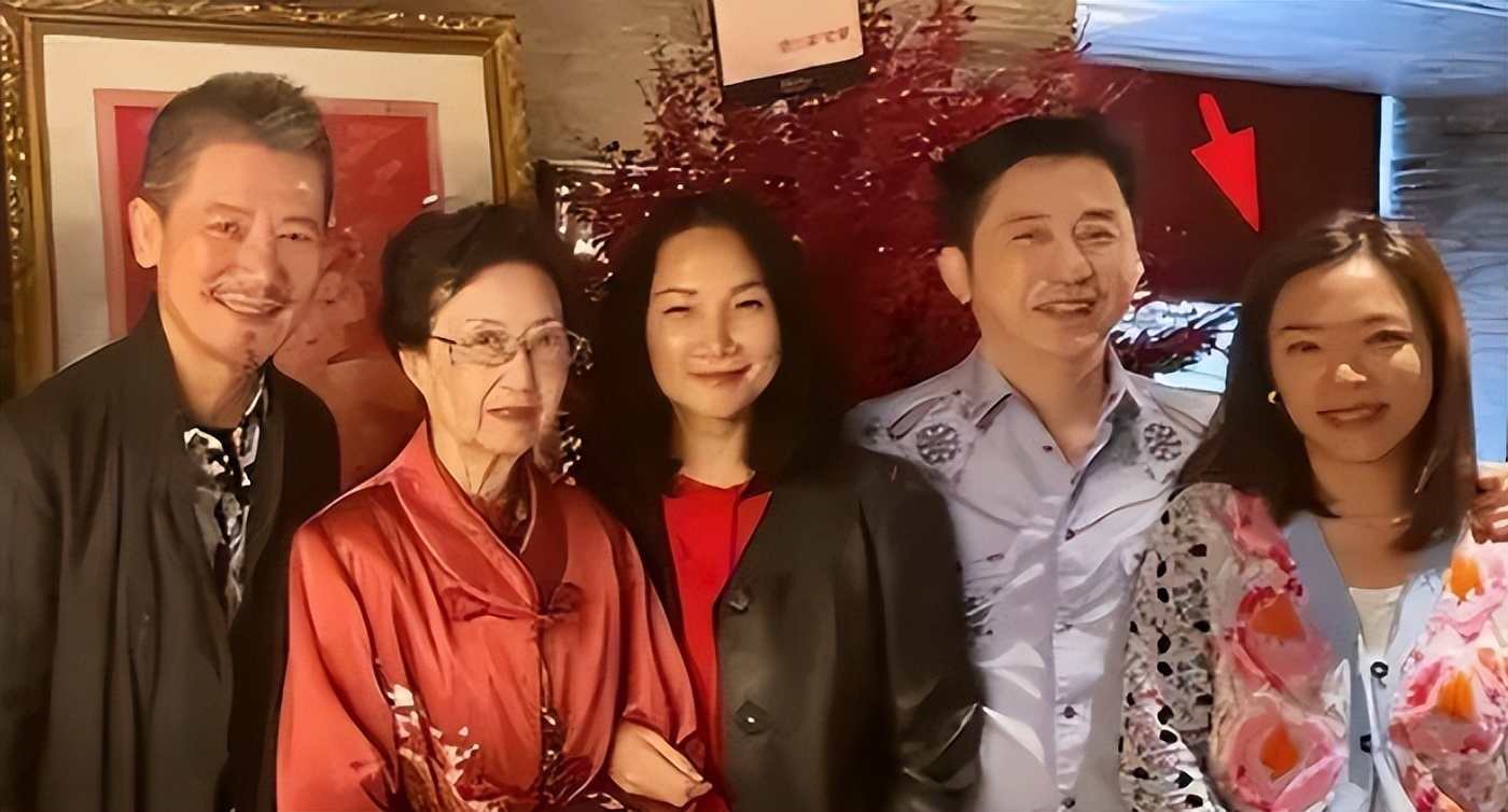 庾澄庆牵老婆看演唱会！张嘉欣脸黄皱纹多，却被夸比伊能静有气质(图23)