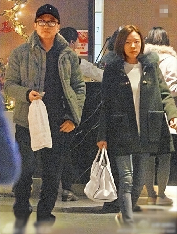 庾澄庆牵老婆看演唱会！张嘉欣脸黄皱纹多，却被夸比伊能静有气质(图27)