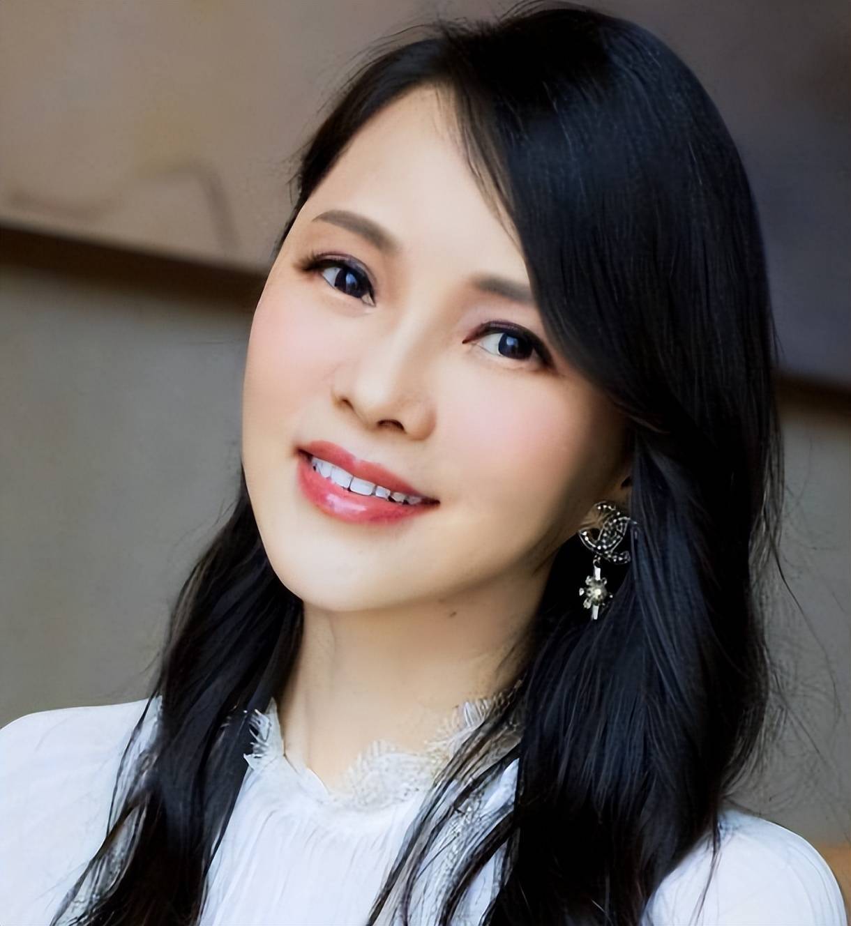 庾澄庆牵老婆看演唱会！张嘉欣脸黄皱纹多，却被夸比伊能静有气质(图31)