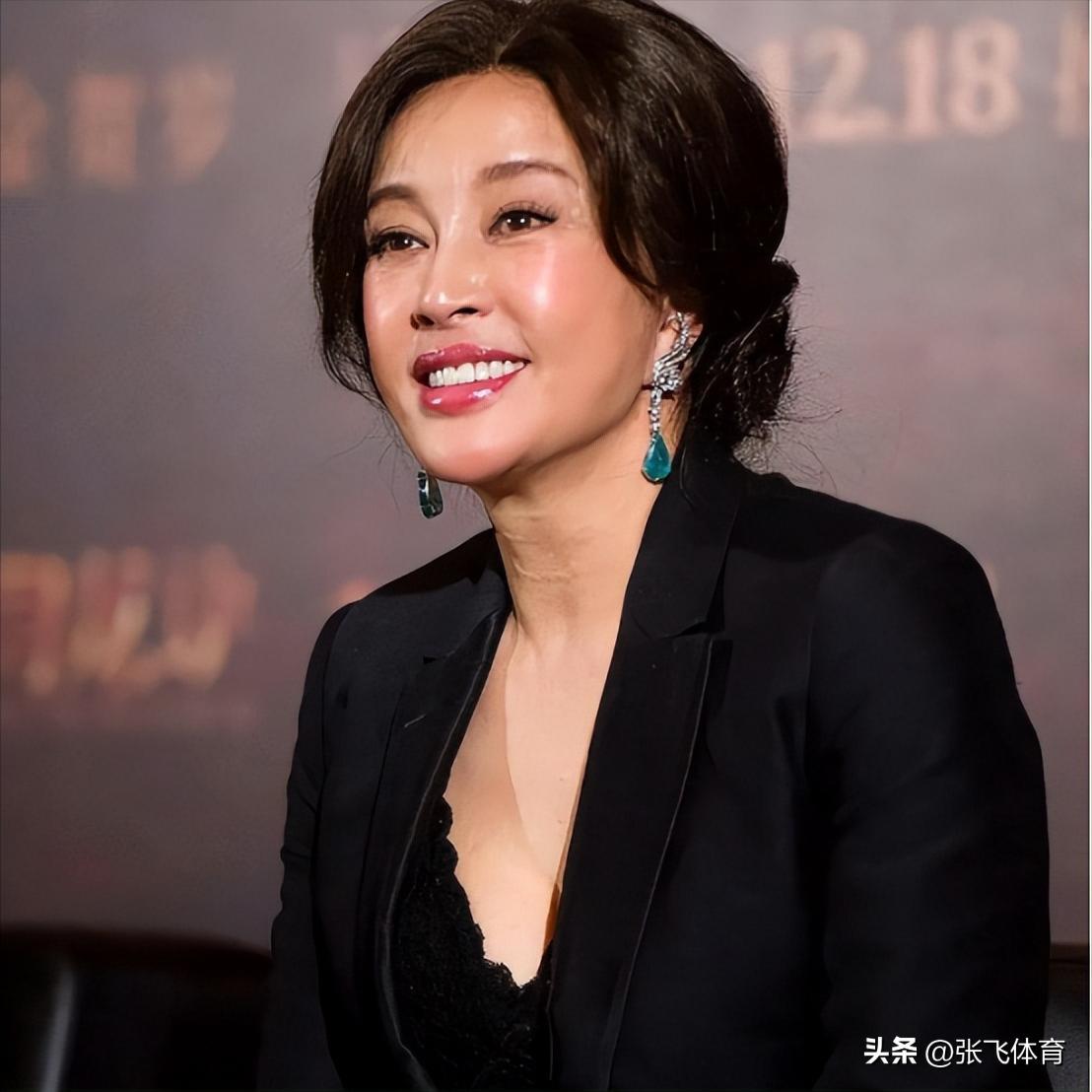 75岁刘晓庆杀疯了！短剧硬演14岁少女，拍吻戏更引全网炸锅(图4)