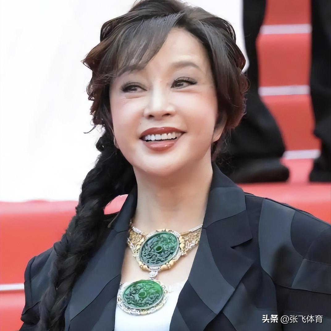 75岁刘晓庆杀疯了！短剧硬演14岁少女，拍吻戏更引全网炸锅(图3)