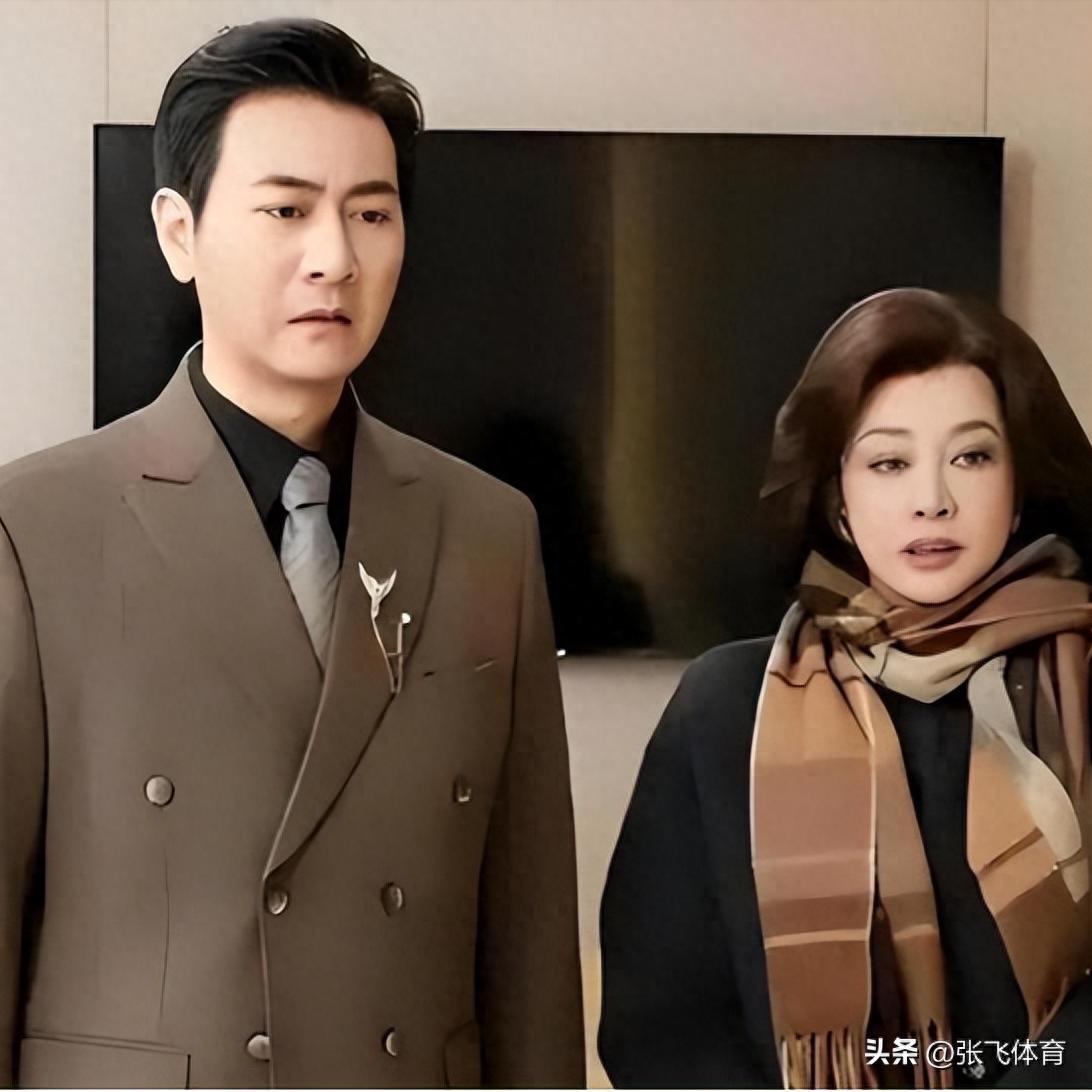 75岁刘晓庆杀疯了！短剧硬演14岁少女，拍吻戏更引全网炸锅(图1)