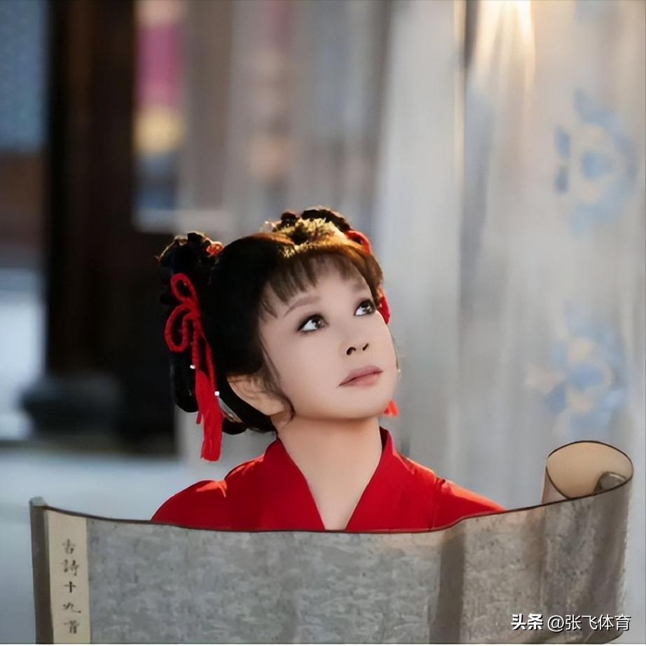 75岁刘晓庆杀疯了！短剧硬演14岁少女，拍吻戏更引全网炸锅(图6)