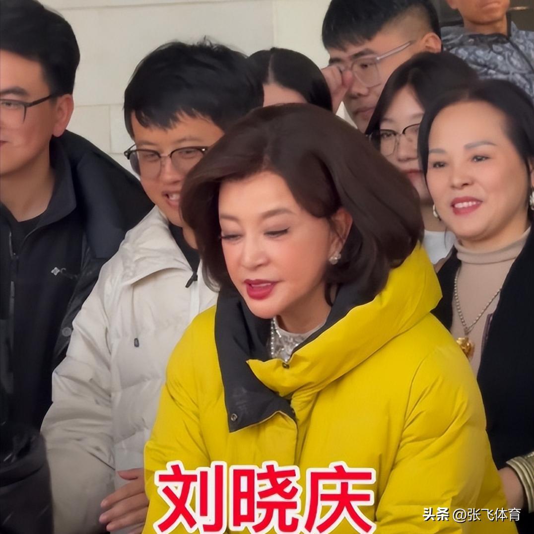 75岁刘晓庆杀疯了！短剧硬演14岁少女，拍吻戏更引全网炸锅(图8)