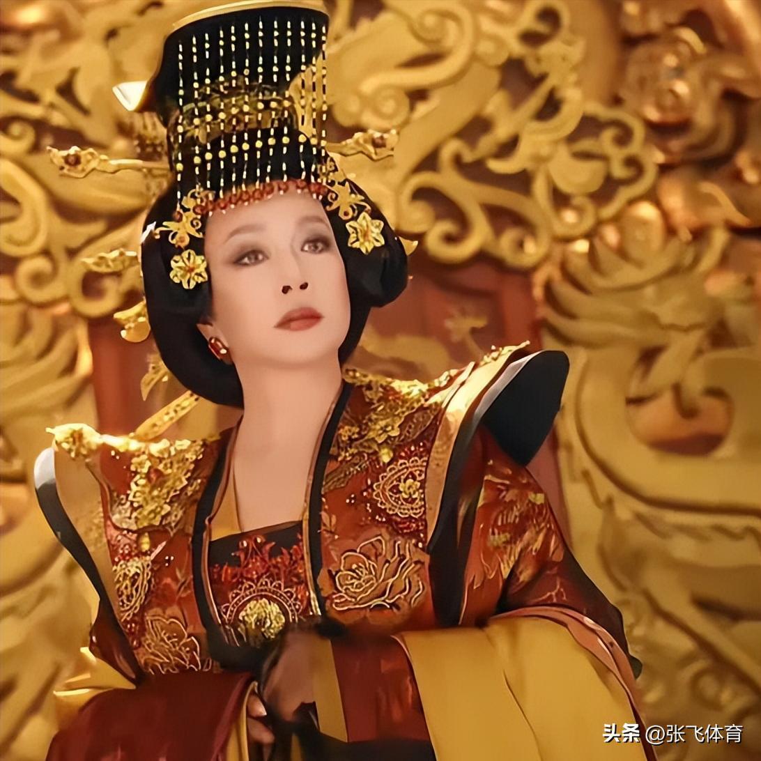 75岁刘晓庆杀疯了！短剧硬演14岁少女，拍吻戏更引全网炸锅(图11)