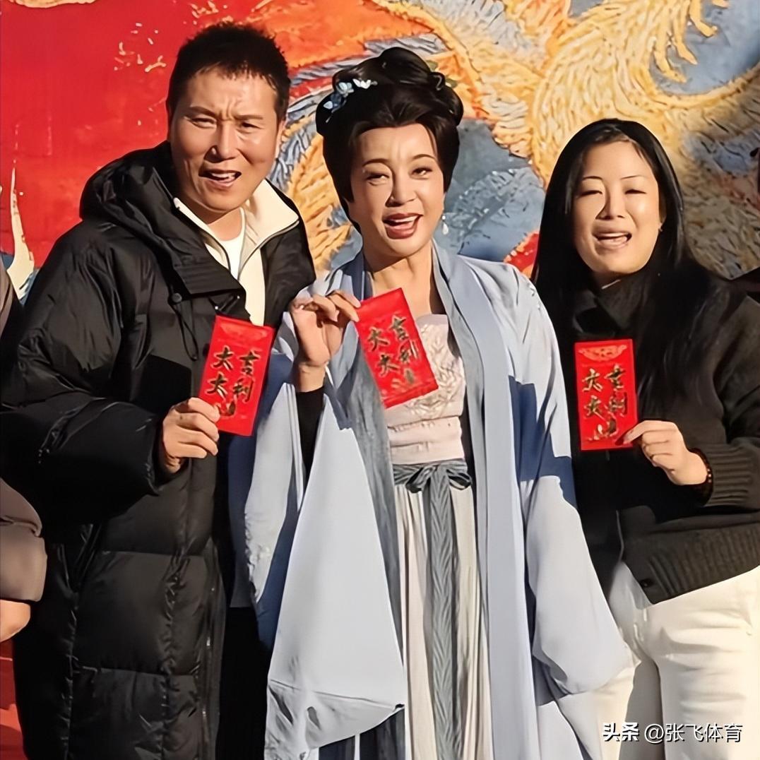 75岁刘晓庆杀疯了！短剧硬演14岁少女，拍吻戏更引全网炸锅(图15)