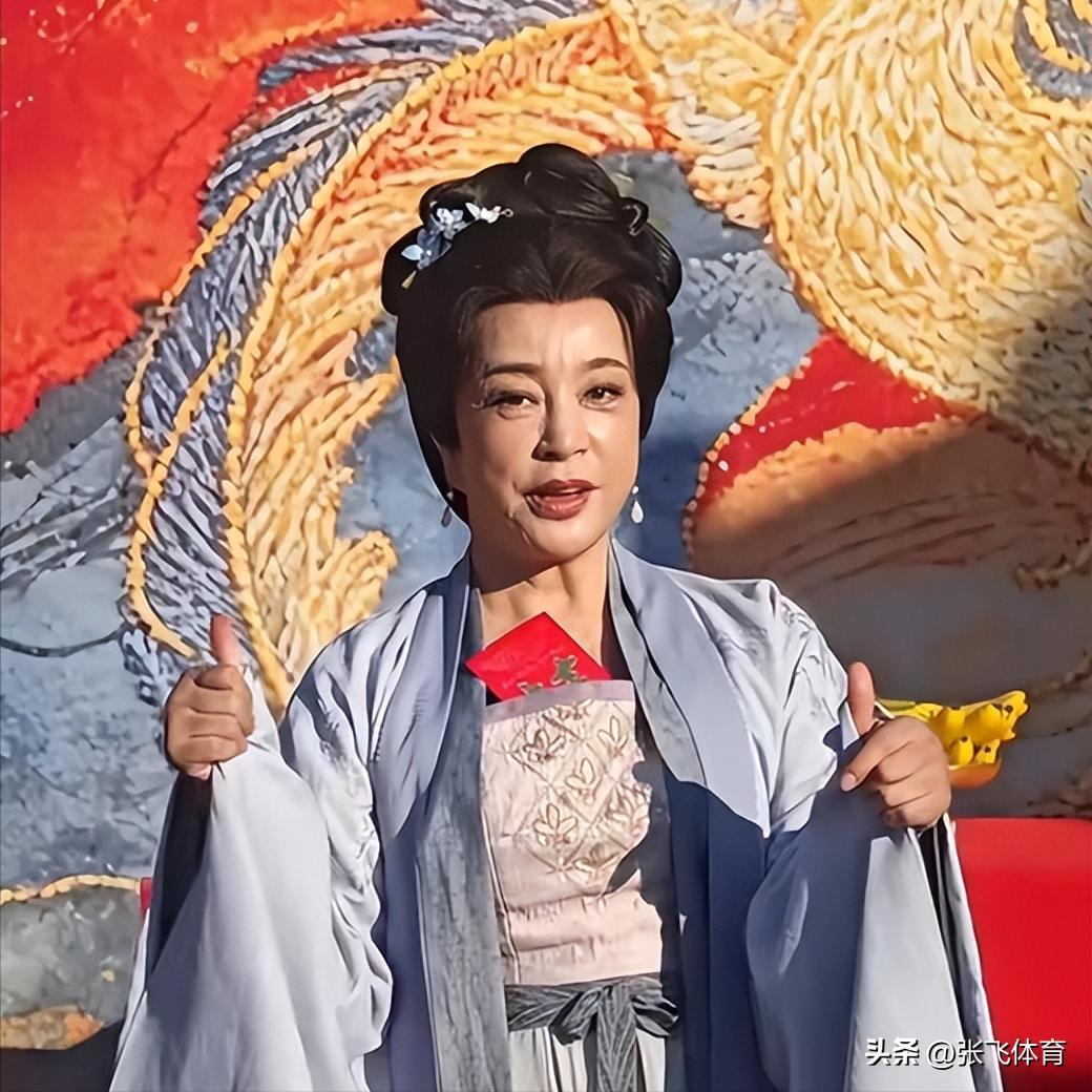 75岁刘晓庆杀疯了！短剧硬演14岁少女，拍吻戏更引全网炸锅(图16)