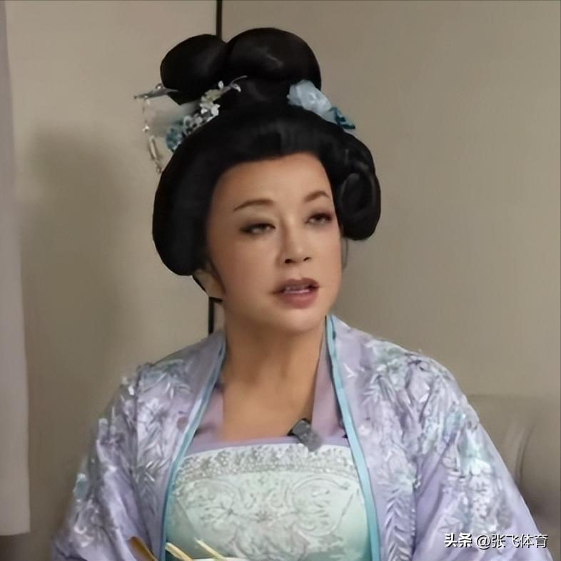 75岁刘晓庆杀疯了！短剧硬演14岁少女，拍吻戏更引全网炸锅(图20)