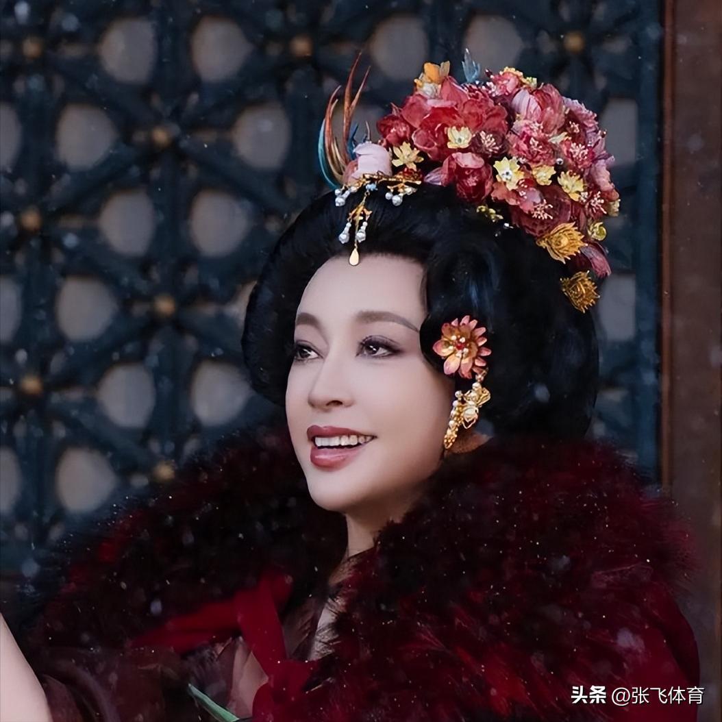 75岁刘晓庆杀疯了！短剧硬演14岁少女，拍吻戏更引全网炸锅(图19)