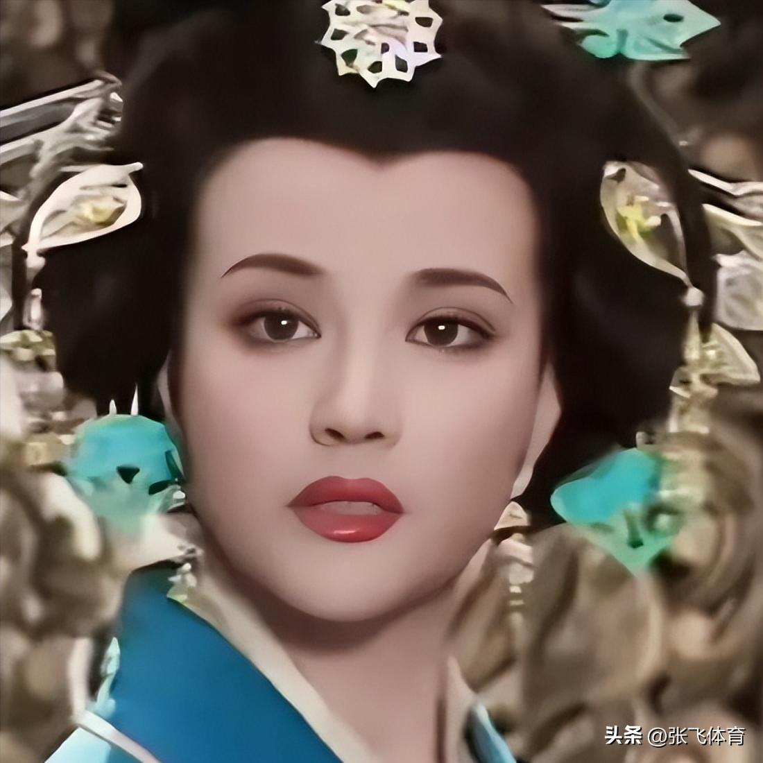 75岁刘晓庆杀疯了！短剧硬演14岁少女，拍吻戏更引全网炸锅(图23)