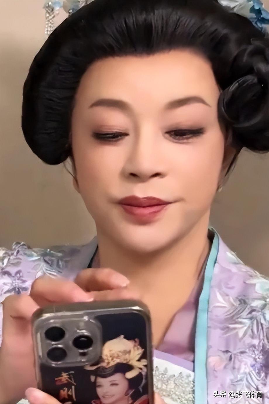 75岁刘晓庆杀疯了！短剧硬演14岁少女，拍吻戏更引全网炸锅(图26)