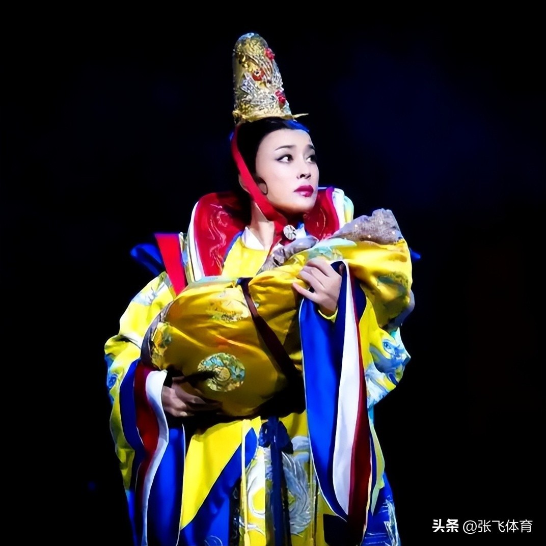 75岁刘晓庆杀疯了！短剧硬演14岁少女，拍吻戏更引全网炸锅(图30)