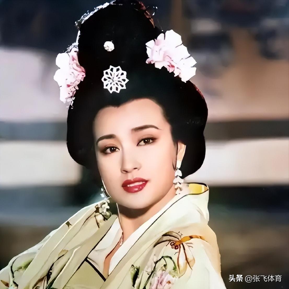 75岁刘晓庆杀疯了！短剧硬演14岁少女，拍吻戏更引全网炸锅(图43)