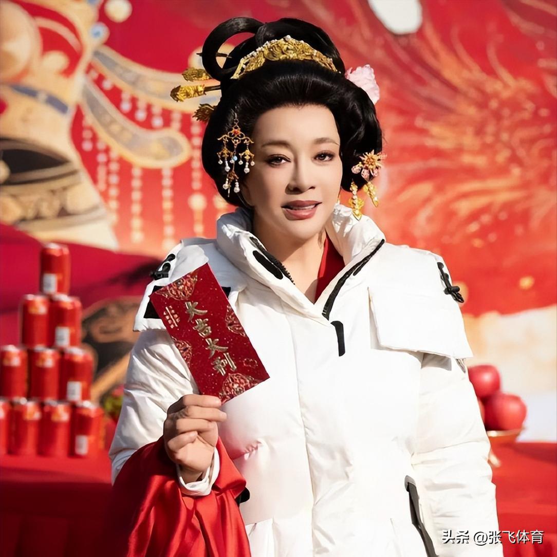 75岁刘晓庆杀疯了！短剧硬演14岁少女，拍吻戏更引全网炸锅(图32)