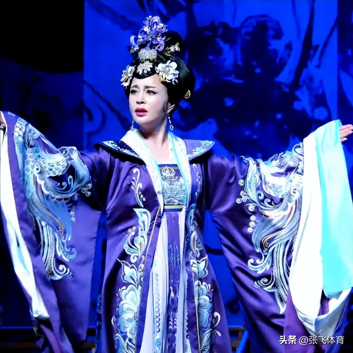 75岁刘晓庆杀疯了！短剧硬演14岁少女，拍吻戏更引全网炸锅(图31)