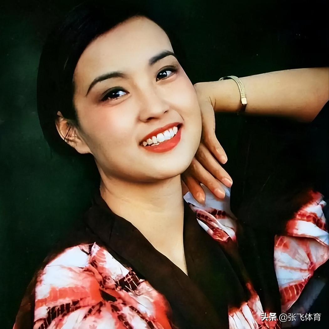 75岁刘晓庆杀疯了！短剧硬演14岁少女，拍吻戏更引全网炸锅(图35)