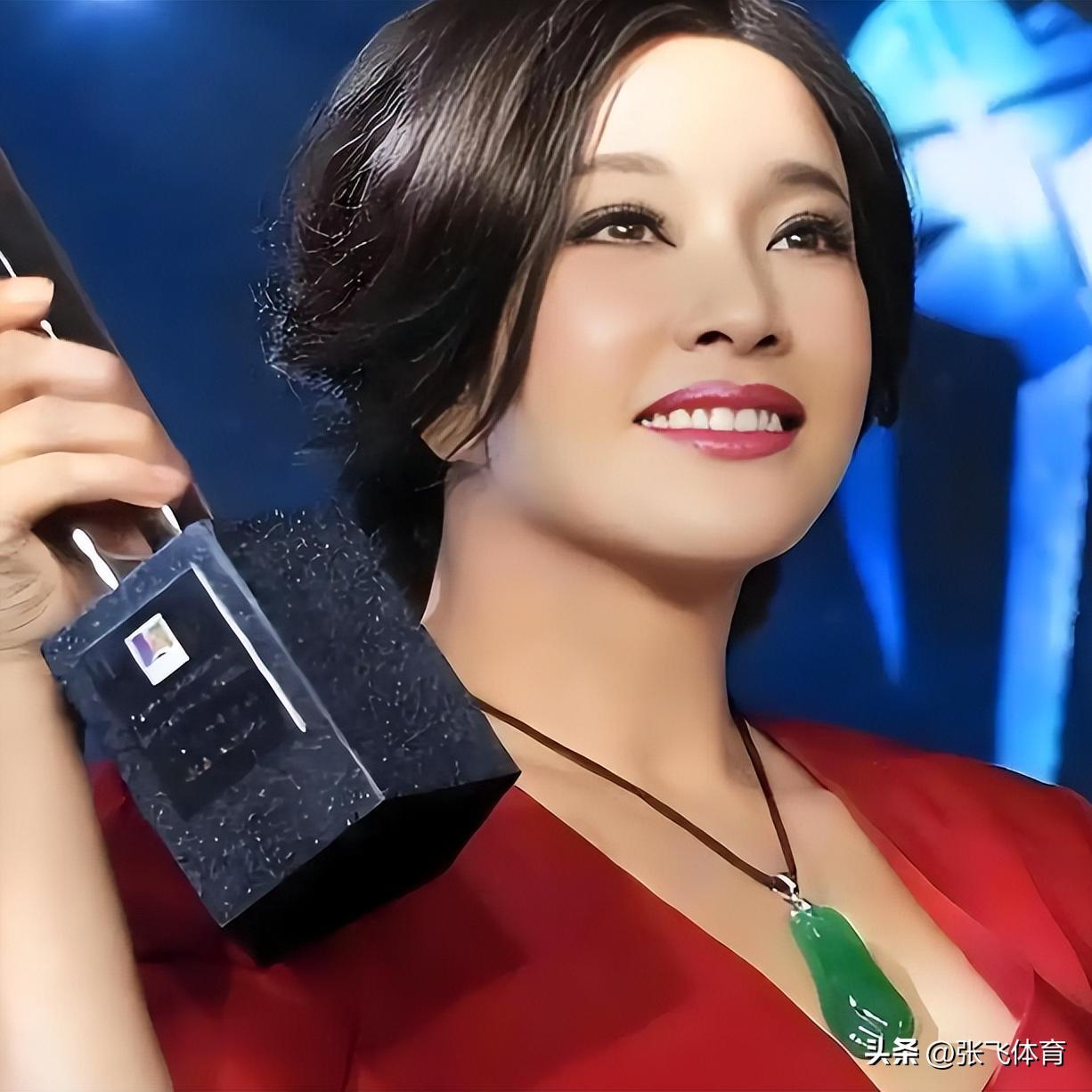 75岁刘晓庆杀疯了！短剧硬演14岁少女，拍吻戏更引全网炸锅(图40)