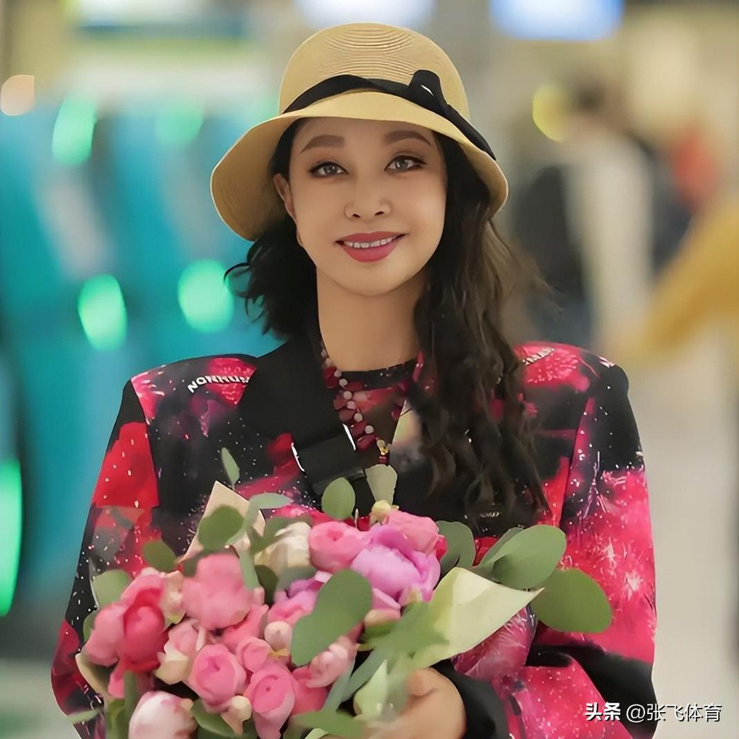 75岁刘晓庆杀疯了！短剧硬演14岁少女，拍吻戏更引全网炸锅(图38)