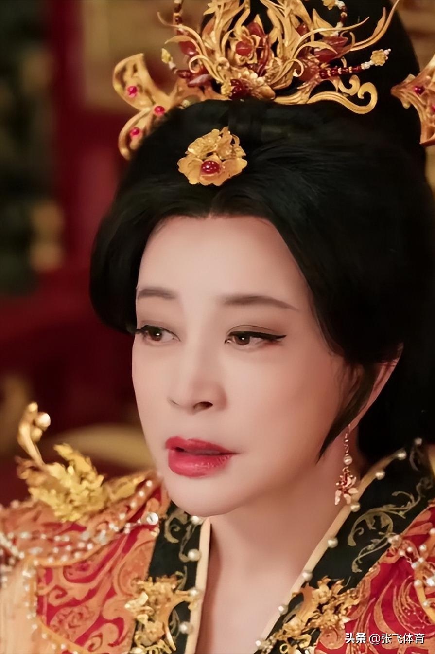 75岁刘晓庆杀疯了！短剧硬演14岁少女，拍吻戏更引全网炸锅(图41)