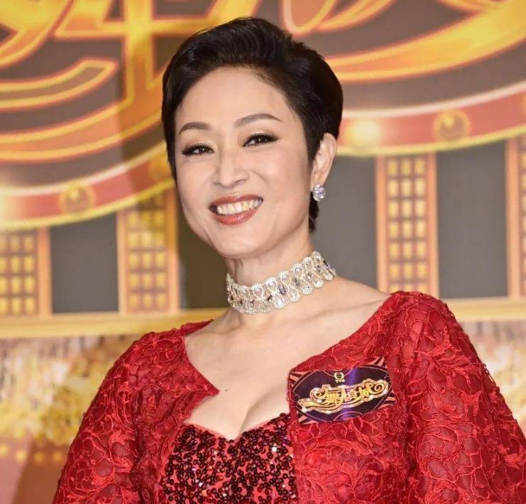 李嘉欣也没想到，临近年关，57岁陈法蓉因一番话，再次口碑暴涨(图42)