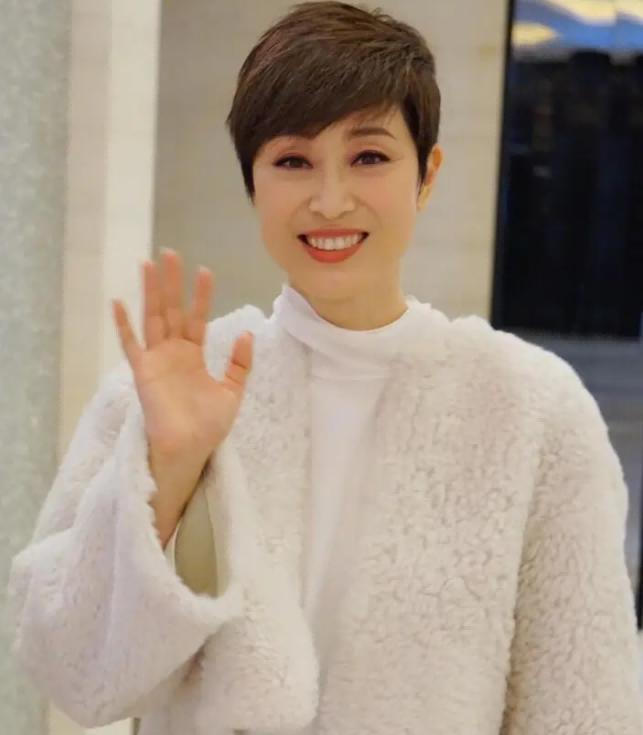 李嘉欣也没想到，临近年关，57岁陈法蓉因一番话，再次口碑暴涨(图45)