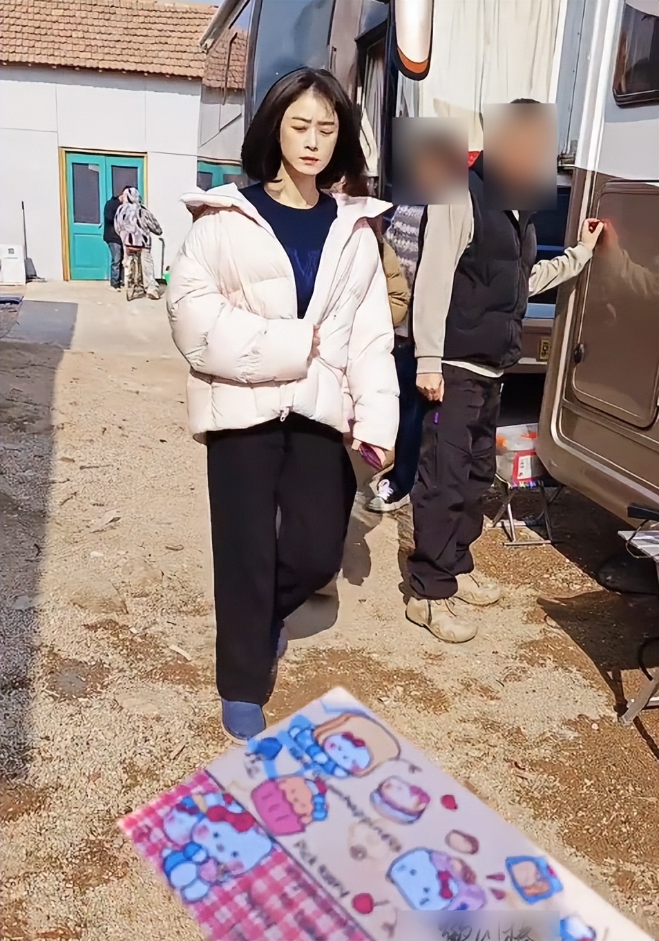 蒋欣拍戏路透认不出，皮肉松垮身材臃肿，穿蓝棉鞋四边齐好老气(图3)