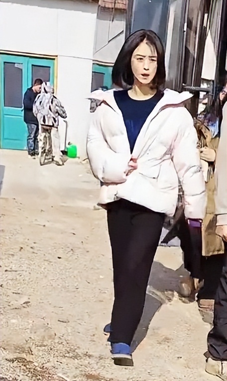 蒋欣拍戏路透认不出，皮肉松垮身材臃肿，穿蓝棉鞋四边齐好老气(图2)