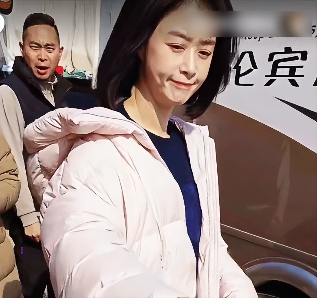 蒋欣拍戏路透认不出，皮肉松垮身材臃肿，穿蓝棉鞋四边齐好老气(图4)