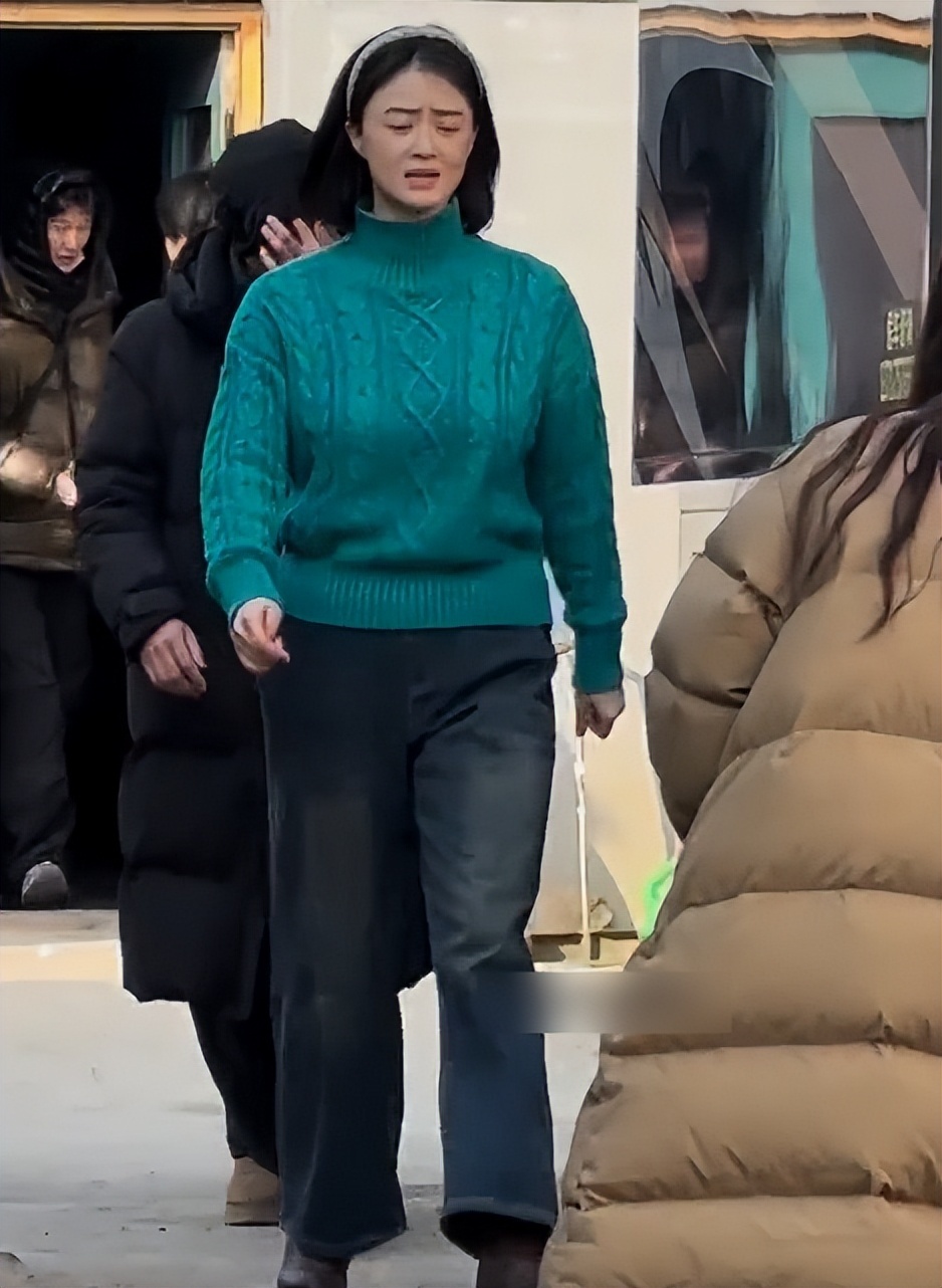 蒋欣拍戏路透认不出，皮肉松垮身材臃肿，穿蓝棉鞋四边齐好老气(图7)