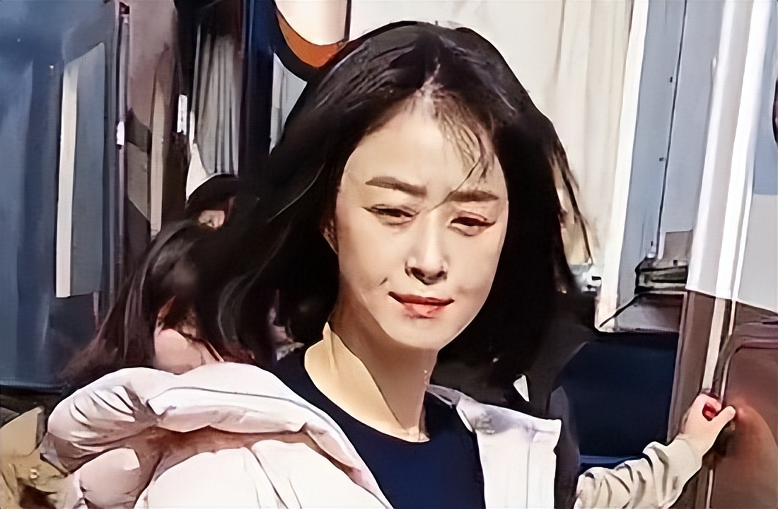 蒋欣拍戏路透认不出，皮肉松垮身材臃肿，穿蓝棉鞋四边齐好老气(图6)