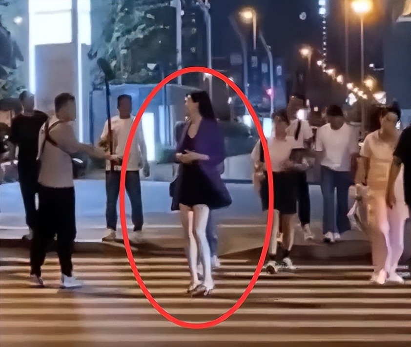 蒋欣拍戏路透认不出，皮肉松垮身材臃肿，穿蓝棉鞋四边齐好老气(图8)