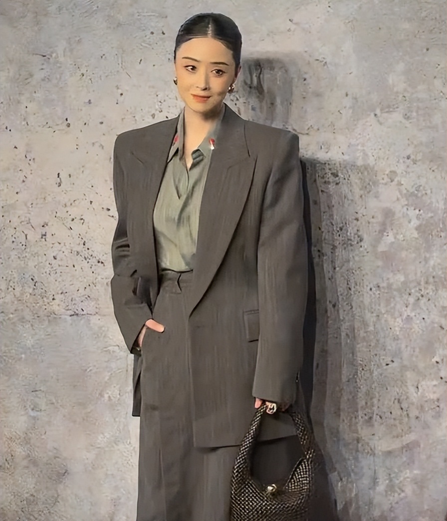 蒋欣拍戏路透认不出，皮肉松垮身材臃肿，穿蓝棉鞋四边齐好老气(图10)