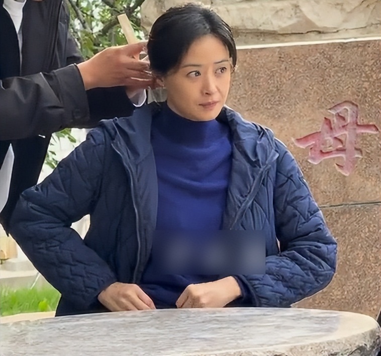 蒋欣拍戏路透认不出，皮肉松垮身材臃肿，穿蓝棉鞋四边齐好老气(图14)