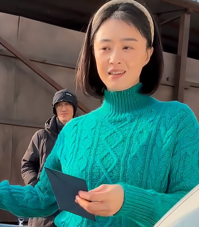 蒋欣拍戏路透认不出，皮肉松垮身材臃肿，穿蓝棉鞋四边齐好老气(图19)