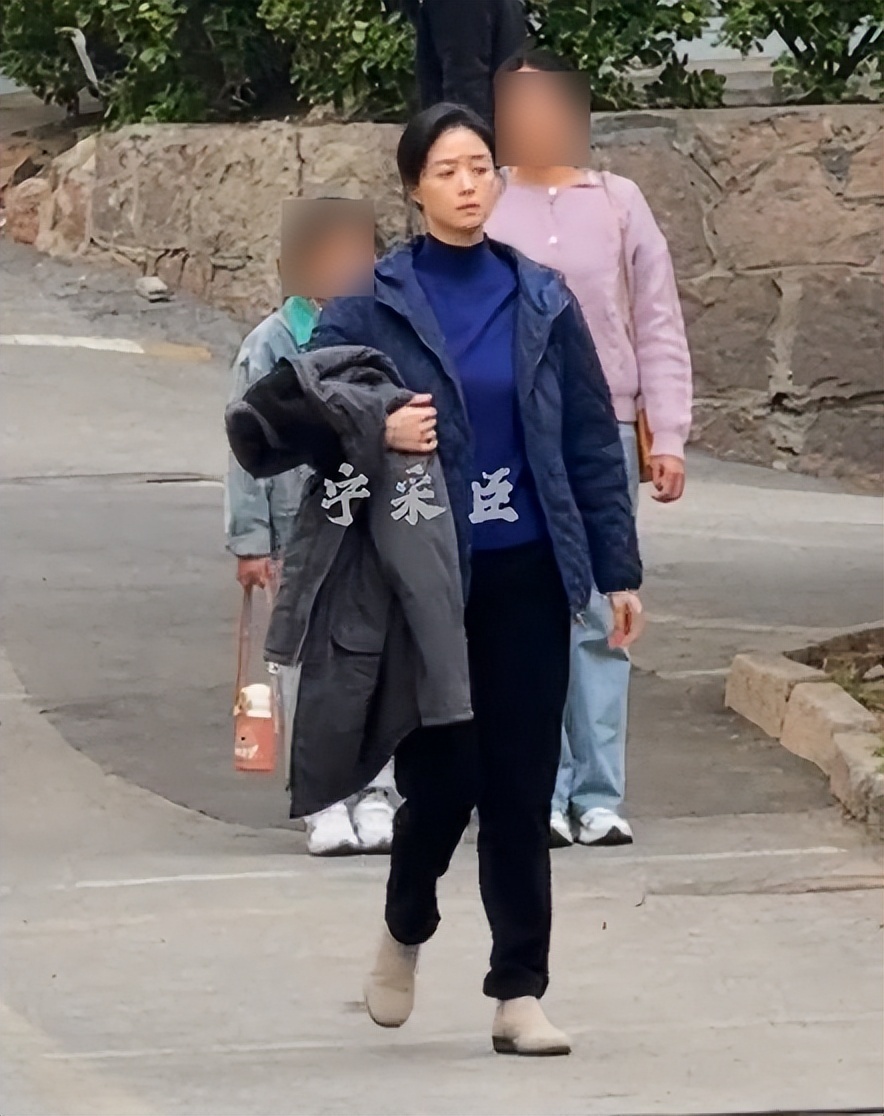 蒋欣拍戏路透认不出，皮肉松垮身材臃肿，穿蓝棉鞋四边齐好老气(图13)