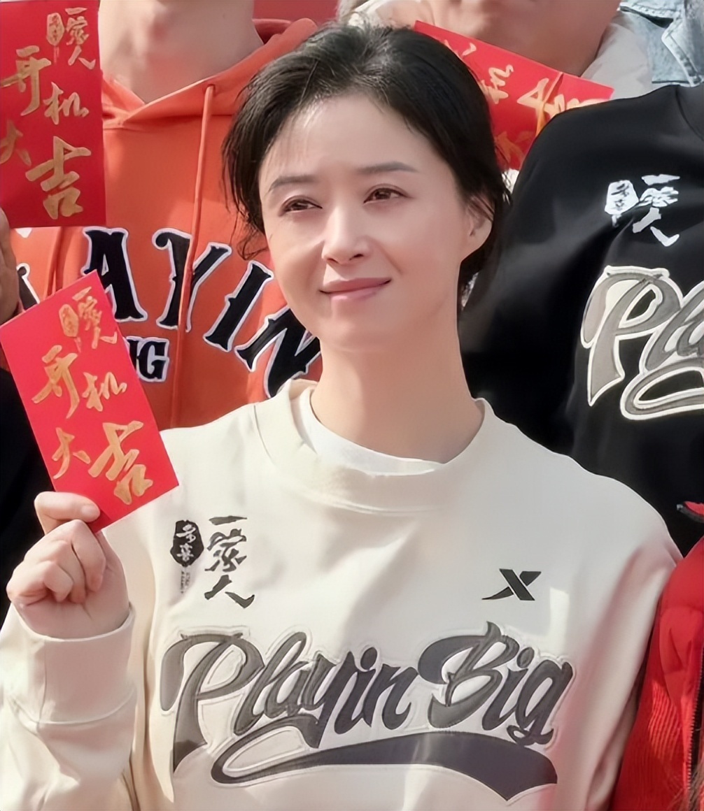 蒋欣拍戏路透认不出，皮肉松垮身材臃肿，穿蓝棉鞋四边齐好老气(图21)