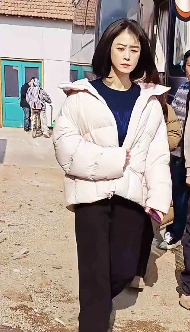 蒋欣拍戏路透认不出，皮肉松垮身材臃肿，穿蓝棉鞋四边齐好老气(图20)