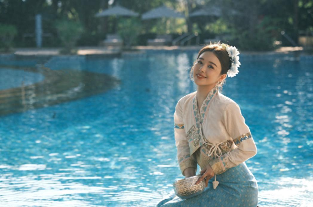 37岁阚清子产后首晒自拍照！素颜为新剧做宣传，小腹平坦瘦了许多(图1)