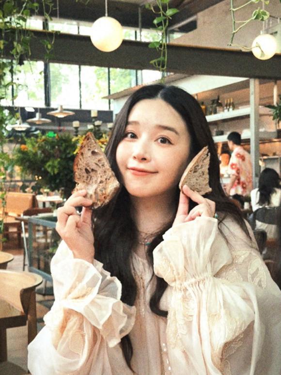 37岁阚清子产后首晒自拍照！素颜为新剧做宣传，小腹平坦瘦了许多(图4)