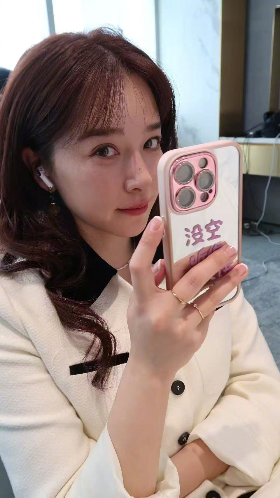 37岁阚清子产后首晒自拍照！素颜为新剧做宣传，小腹平坦瘦了许多(图8)