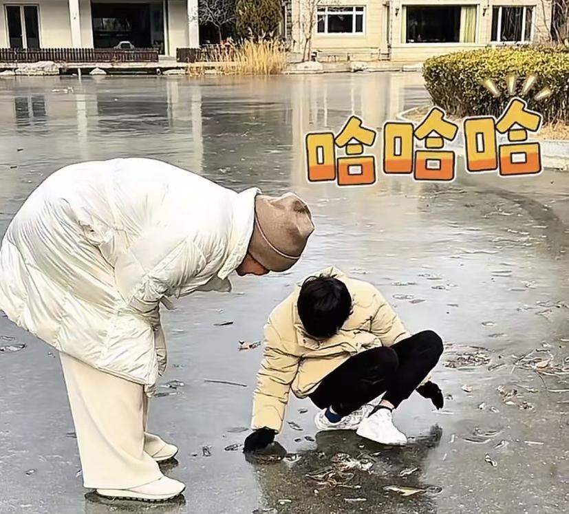 汪小菲接俩娃回北京，玥儿长高超像大S，打雪仗时一个动作好暖心(图2)