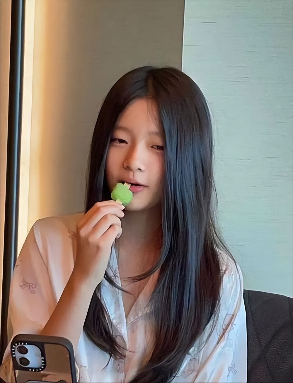 汪小菲接俩娃回北京，玥儿长高超像大S，打雪仗时一个动作好暖心(图5)