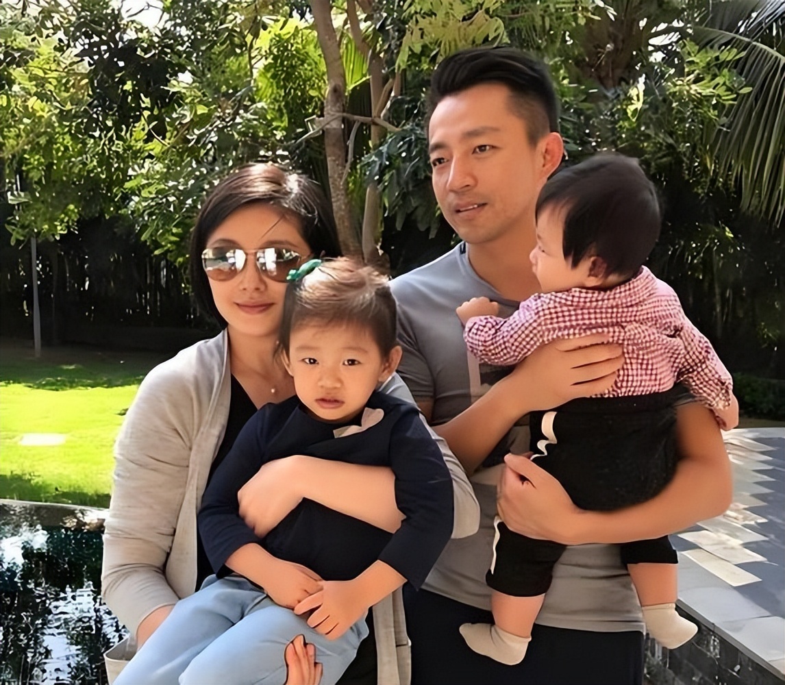 汪小菲接俩娃回北京，玥儿长高超像大S，打雪仗时一个动作好暖心(图3)