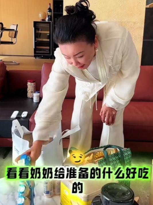 汪小菲接俩娃回北京，玥儿长高超像大S，打雪仗时一个动作好暖心(图6)