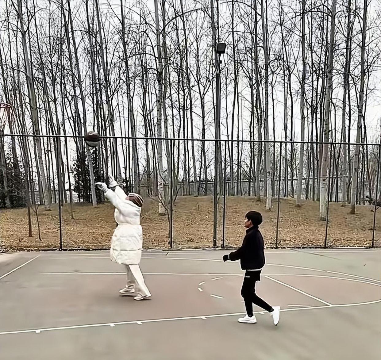 汪小菲接俩娃回北京，玥儿长高超像大S，打雪仗时一个动作好暖心(图10)